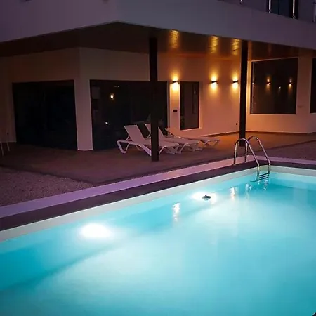 Villa Sleeps 10 Pool Air Con Wifi *